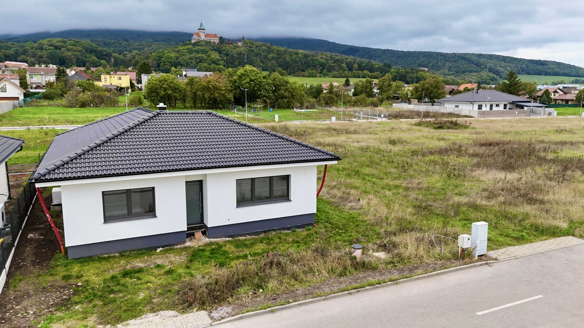 NOVOSTAVBA 4 i RD S UNIKÁTNYM VÝHĽADOM NA SMOLENICKÝ ZÁMOK